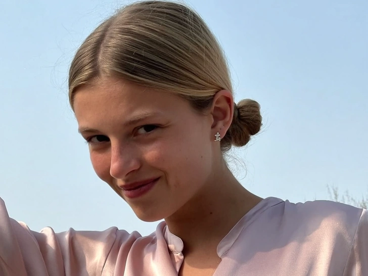 прическа на корпоратив, быстрая прическа, прическа на корпоратив на средние волосы, укладка на корпоратив, волосы на корпоратив, прическа на вечер | Источник: theDay/higgsfield