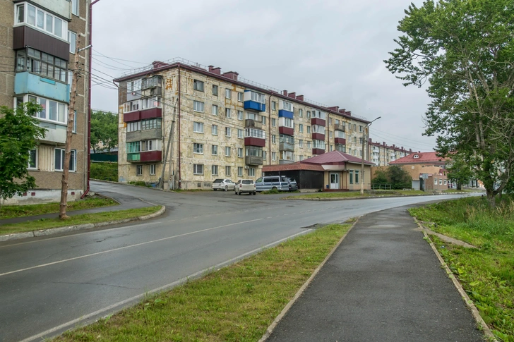 Улица в городе Корсаков на Сахалине. Корсаков населяют чуть более 30 тысяч человек. Малыми считаются города, где проживает менее 50 тысяч | Источник: artaxerxes_longhand/Shutterstock/Fotodom.ru