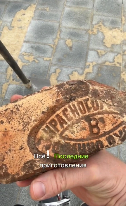 Как передали Сергею Островсклму рабочие, благоустройство площади подходит к концу | Источник: Сергей Островский