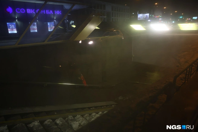 Водитель седана мог не справиться с управлением  | Источник: Александр Ощепков / NGS.RU