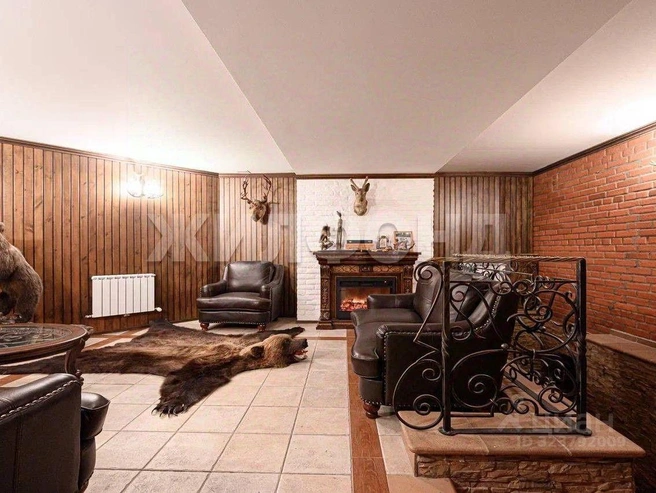 На цокольном этаже находятся бильярдная зона, комната охотника и винный погреб. | Источник: «Жилфонд» / N1