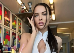 Куда Тимати, туда и она: Анастасия Решетова станет ведущей шоу на ТНТ
