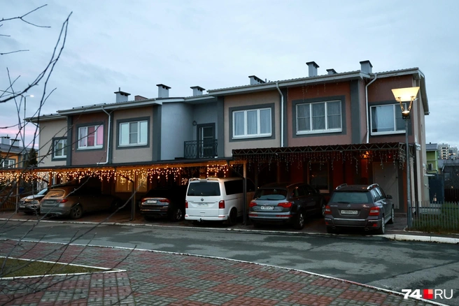 Дома уже украшены к Новому году, но у Хабировых — в отличие от соседей —гирлянда не сияет ярко. Отсутствует новогоднее настроение? | Источник: Михаил Шилкин
