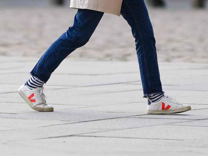 Кроссовки и джинсы: 5 безвкусных сочетаний, которые выдадут в вас девушку из провинции