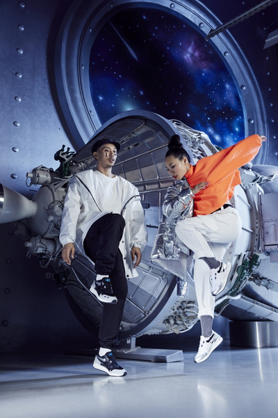 Ян Гэ и Banzay BNZ  снялись в «космическом» лукбуке Street Beat для AsicsTiger