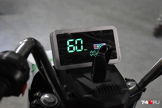 Панель приборов вполне разборчивая и периодически калякает на английском или на языке «дружественных стран» (китайском) | Источник: Артем Краснов