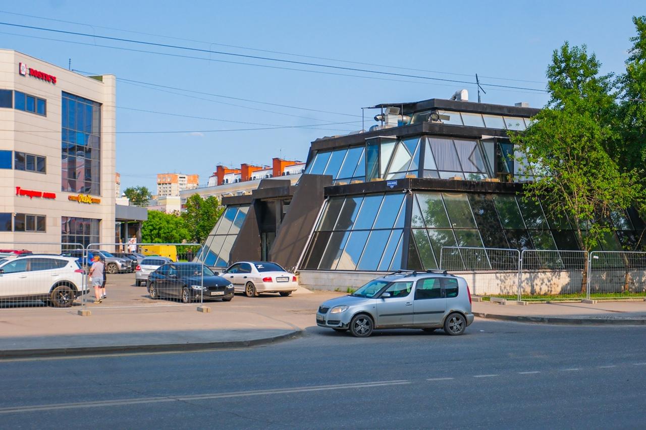 «Пирамиды» на Крисанова по периметру обнесли забором — что там будет?