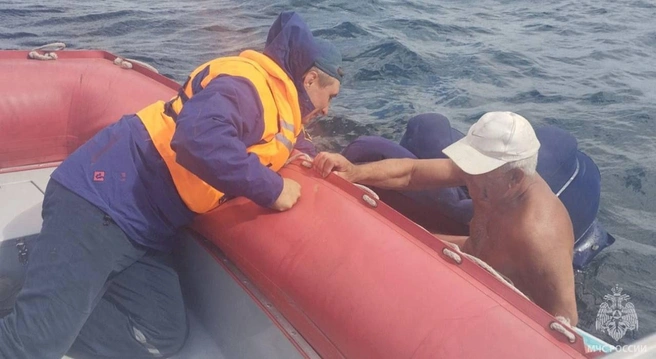 Спасателям пришлось вытаскивать из воды туриста на сапборде на Малом море | Источник: ФГКУ «Байкальский поисково-спасательный отряд МЧС России» / t.me