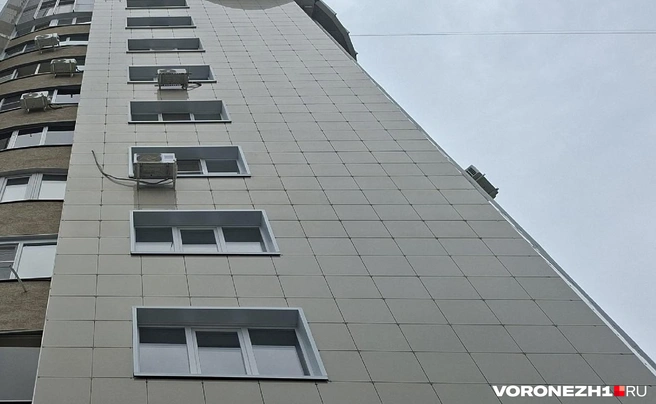Одна из многоэтажек, попавших под удар 22 июня | Источник: Алёна Воропаева / Voronezh1.ru