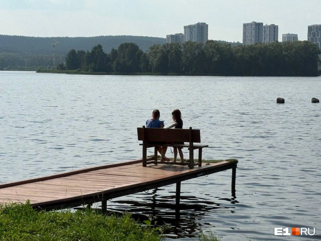Дети смотрят на Исеть со скамейки на пристани | Источник: Дарья Саморукова / E1.RU