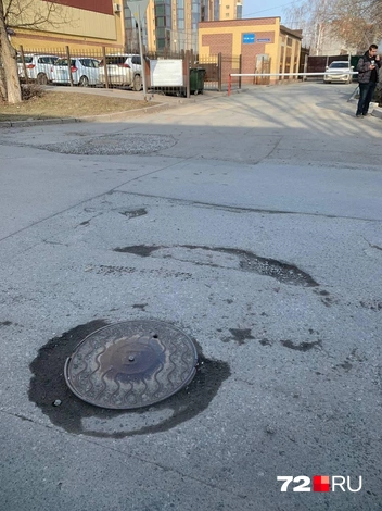 Асфальт разваливается на улице Мельничной  | Источник: читатель / 72.RU 