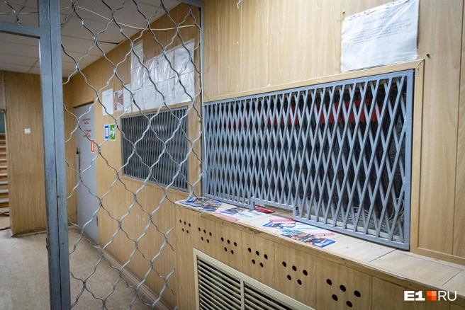 Двери здания открыты, но в дежурной части никого нет | Источник: Владислав Лоншаков / E1.RU