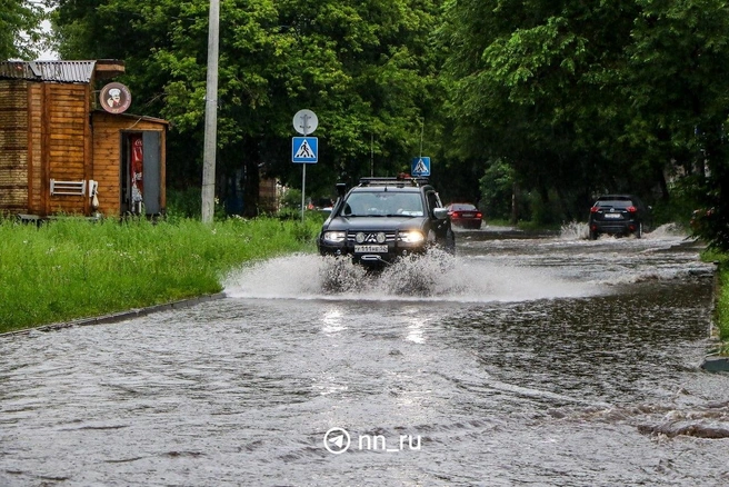 Помимо смерча, непогода принесла с собой огромные лужи | Источник: Наталья Бурухина / NN.RU