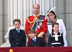 Читаем по губам: что Кейт Миддлтон говорила своим детям во время Trooping the Colour (Луи это не понравилось)