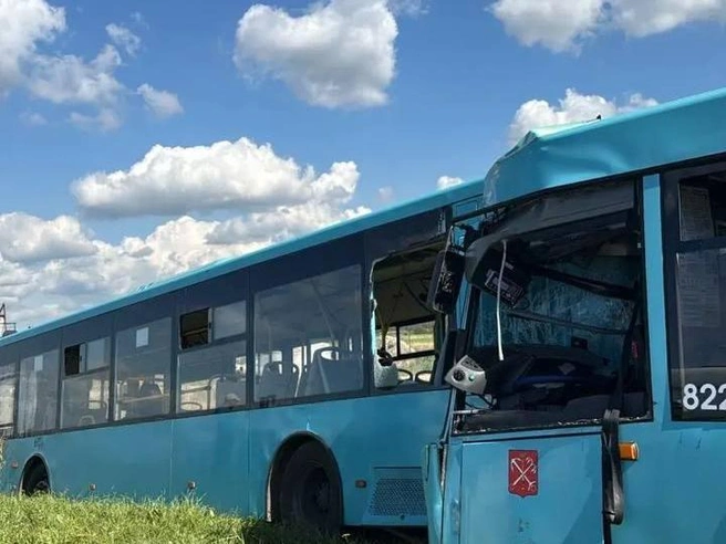 Опубликованы фото с места ДТП с автобусами на Софийской | Источник: «Фонтанка.ру»