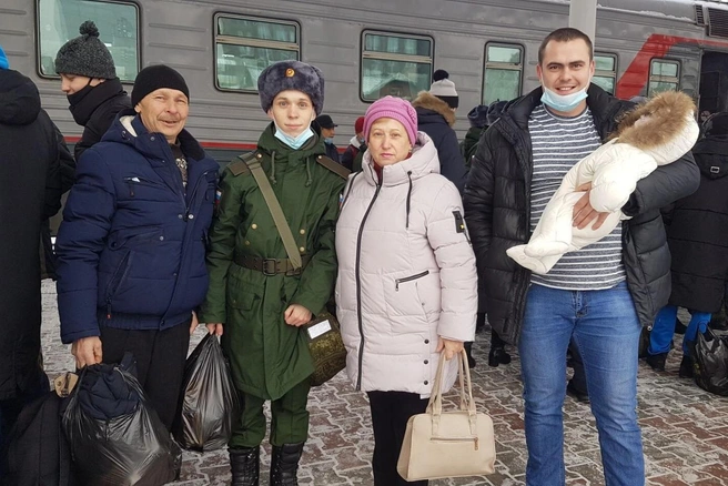 2020 год, Александра провожают на срочную службу мама, отчим, брат и племянница | Источник: Красноярский техникум социальных технологий