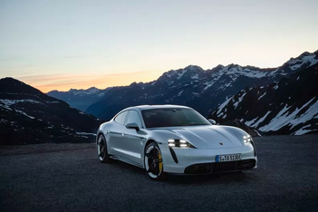 Porsche впервые официально показал свой первый электроспорткар Taycan (фото)