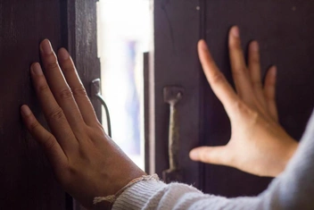 «Муж привел в дом любовницу, которая порезала мои вещи»