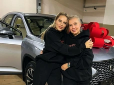 Певица Ханна подарила маме авто за несколько миллионов рублей