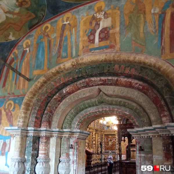 Фрески покрывают каждый сантиметр стен | Источник: Вероника Свизева / 59.RU