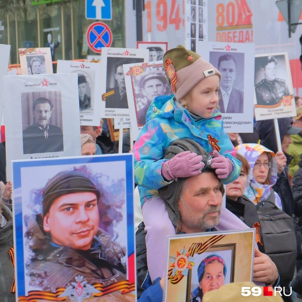 Среди портретов встречались и современные — пермяков, погибших в ходе СВО | Источник: Тимофей Калмаков / 59.RU