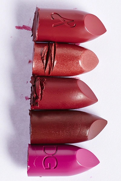 помады Signature Color, № 16, Artistry; Stickgloss, Peony, Laura Mercier; «Растительное Сияние Цвета», № 52, Yves Rocher; Color Sensational, № 757, Maybelline New York; Classic Cream Lipstick, № 310, Dolce & Gabbana