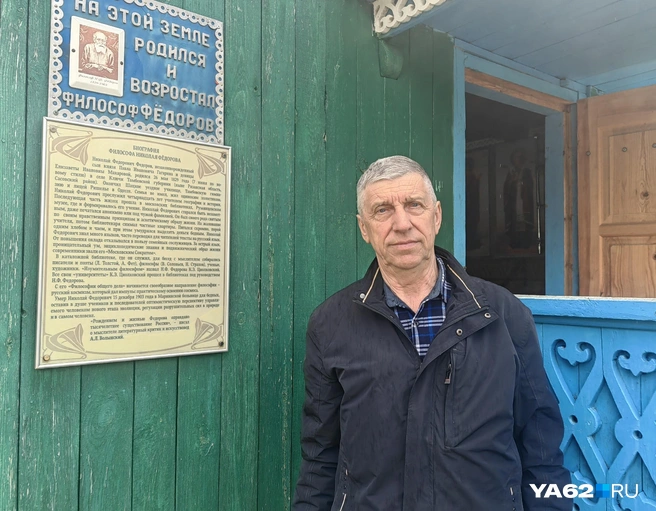 Сельский староста Виктор поддерживает часовню и хранит ключи от нее | Источник: Кристина Мельникова / YA62.RU