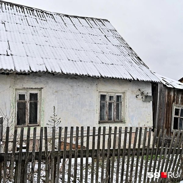 Пристрой накренился вправо | Источник: Василина Любимова / 59.RU