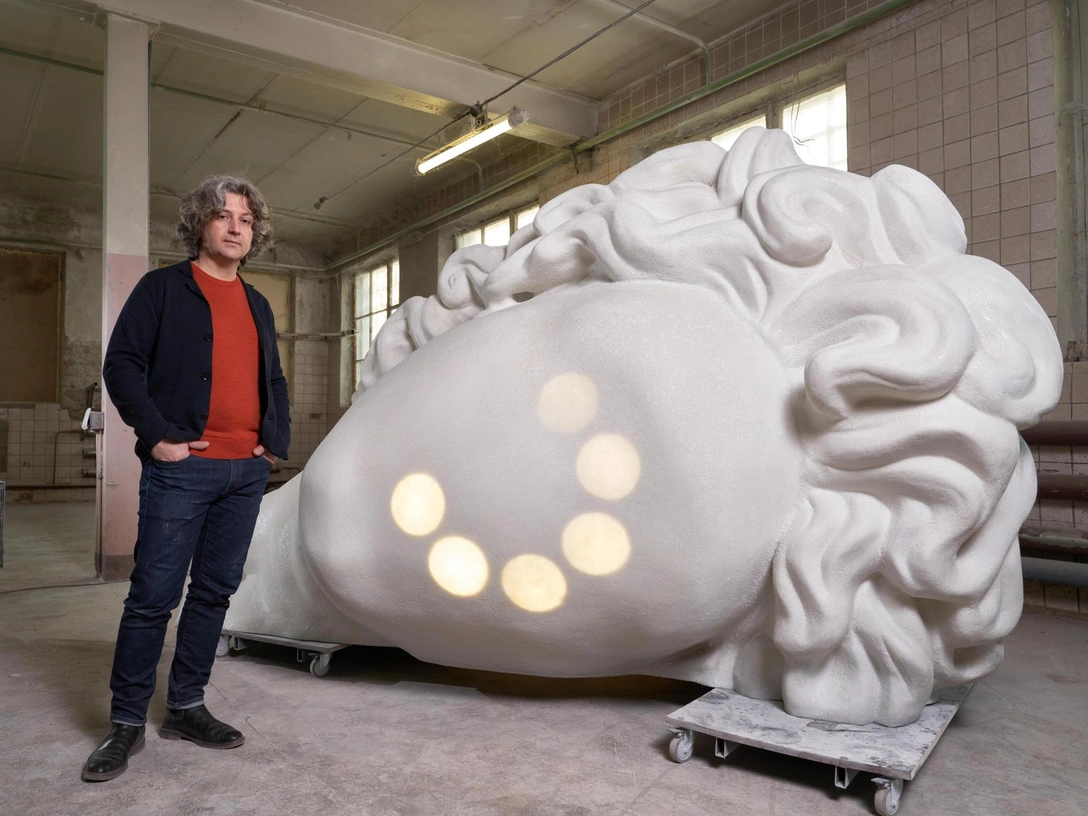 Художник Аристарх Чернышев у своей работы Antique Head, 2020. | Источник: архивы пресс-служб