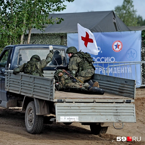 Также военные отработали оказание медицинской помощи | Источник: Ирина Тропина / 59.RU