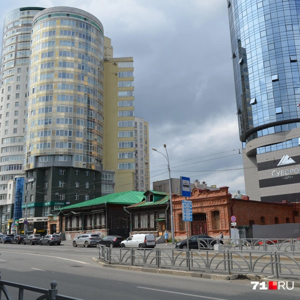 Старинные деревянные дома в центре затерялись среди бетонных джунглей | Источник: Максим Улитов / 71.RU