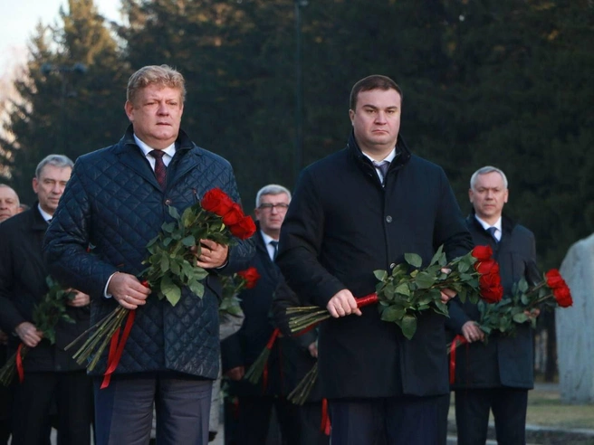 Анатолий Серышев и Виталий Хоценко возложили цветы к монументам Славы и Вечному огню | Источник: пресс-служба губернатора и правительства Омской области