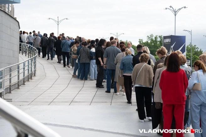 Приморцы тоже долго ждали перед входом в зал  | Источник: Елена Буйвол / VLADIVOSTOK1.RU