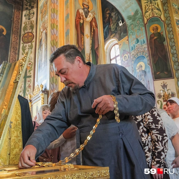 Священник просит о благословении  | Источник: Тимофей Калмаков / 59.RU
