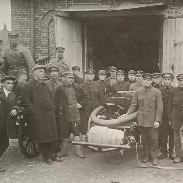 У здания была своя пожарная охрана (1935 год) | Источник: Семибратово. История, ставшая судьбой (архив Р. Б. Балмасовой) / vk.ru