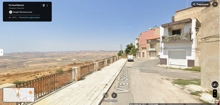 Над пропастью торчат трубы и машины: итальянский городок Нишеми повис между небом и землей (фото)