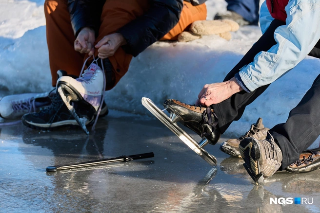 Поверх льда кое-где выступает вода, но это не испугало горожан | Источник: Александр Ощепков / NGS.RU