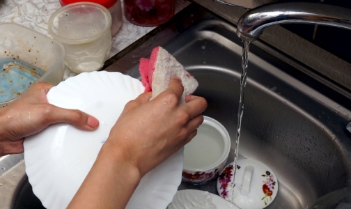 Эксперты рассказали, почему могут быть опасны средства для мытья посуды