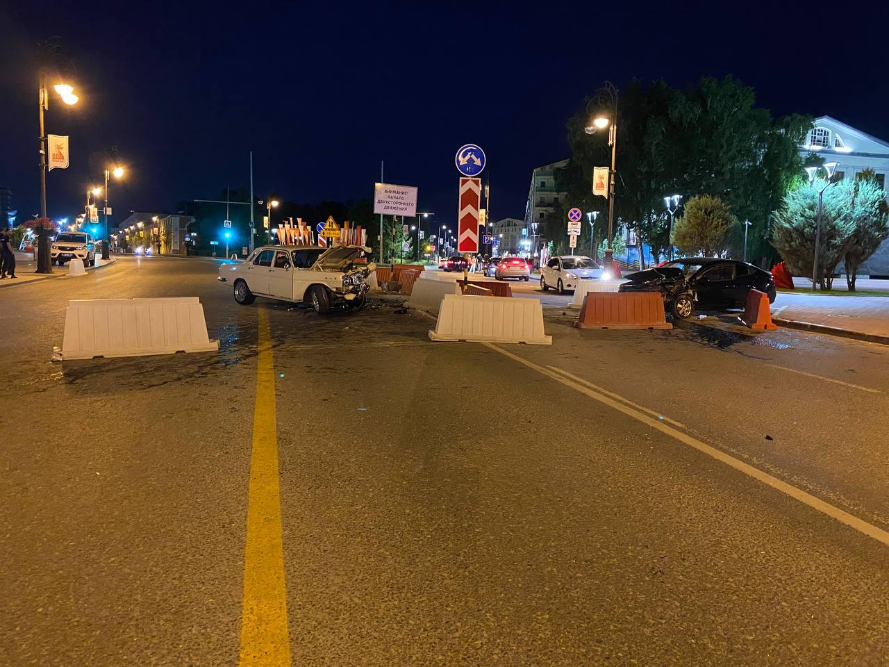 Момент, как пешехода на скорости сбивает «Волга» у набережной, попал на видео 