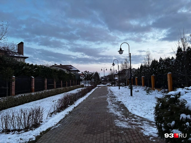 На территории можно оставить машину, чтобы погулять | Источник: Алина Лустина / 93.RU