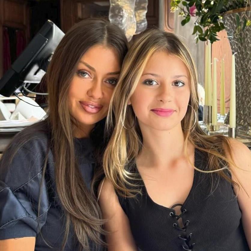 Дочь Бони не хочет лететь в эконом-классе и устроила истерику: «Ужасно. Я не рождена для этого. Возьми мне бизнес!»