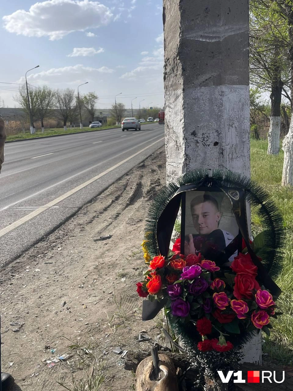 Подростки приносили цветы на место аварии, где погиб их друг | Источник: Нина Однохорова