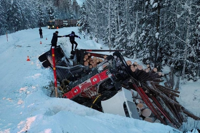 В Югре лесовоз задавил легковой автомобиль, погиб человек
