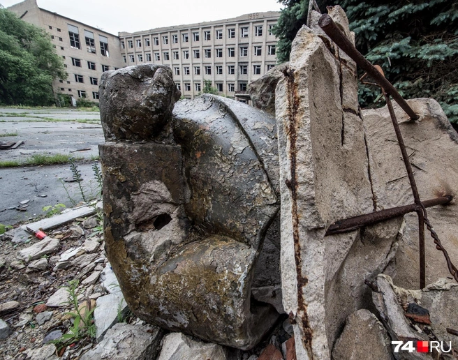 Военный городок пустовал и разрушался больше 10 лет | Источник: Илья Бархатов