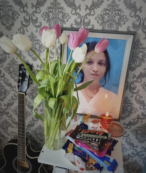 В комнате девушки всегда стоят свежие цветы 