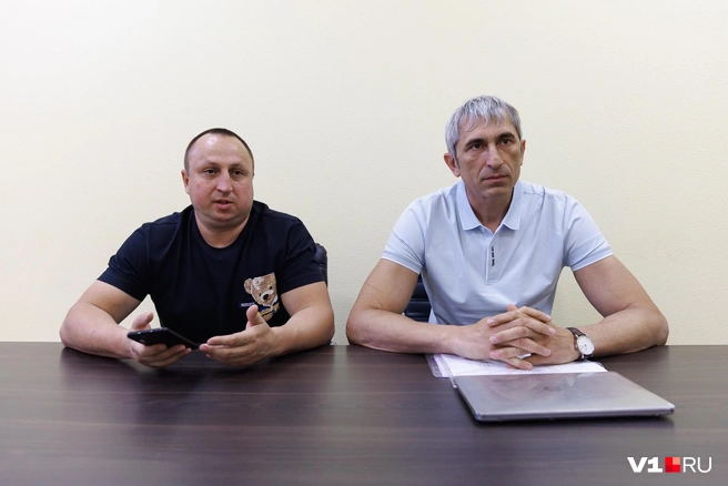 Виктор Черкасов (слева) готов вернуть машину, но после возврата денег | Источник: Алексей Волхонский / V1.RU