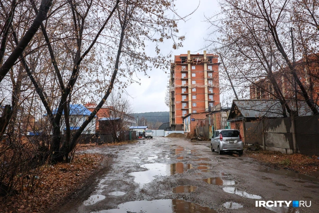 За металлическим забором виднеется строящийся ЖК «Свои вместе» | Источник: Ксения Филимонова / «ИрСити»