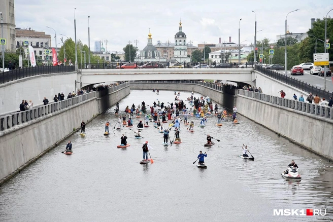 Смотрим, как москвичи вышли на воду в далеко не самый жаркий день лета | Источник: Дарья Шутова / MSK1.RU