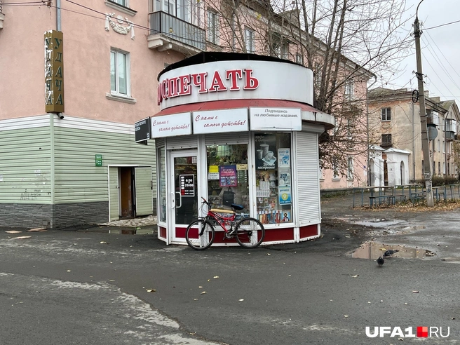 Вон тот дом дальше не покрасили, а ворота привели в порядок | Источник: Андрей Бирюков / UFA1.RU