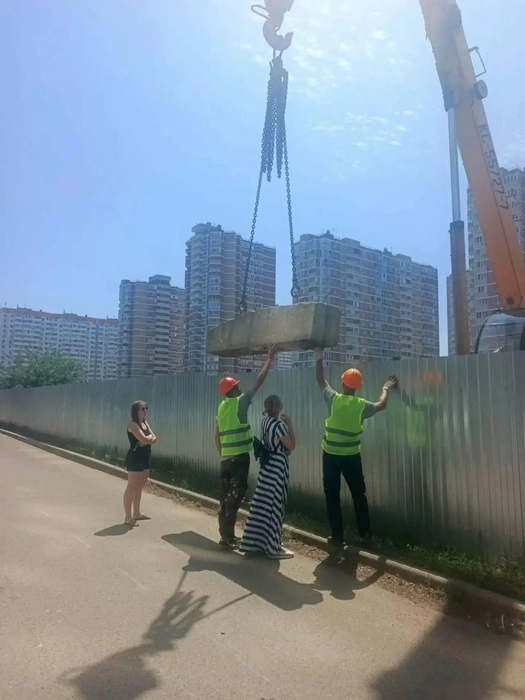 Момент установки забора вокруг строительной площадки | Источник: предоставлено местными жителями